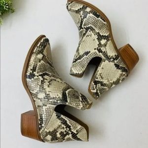 Steve Madden Doral Snakeskin Pull-on boots. Size 7.5M Worn once!!